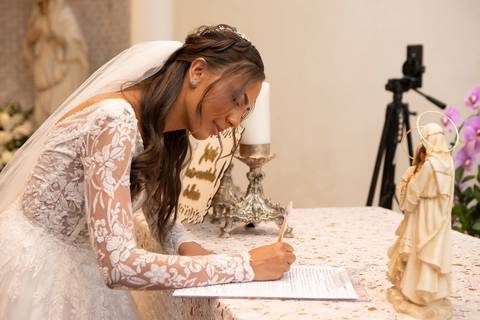 As melhores ideias e inspirações criativas de fotos de casamento registradas por fotógrafos profissionais de eventos da empresa Criativus Foto e Vídeo fotos do momento da cerimônia na Igreja Católica Rainha da Paz'