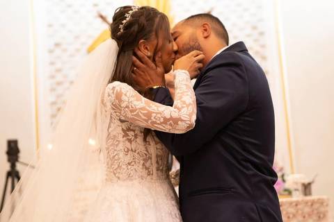 As melhores ideias e inspirações criativas de fotos de casamento registradas por fotógrafos profissionais de eventos da empresa Criativus Foto e Vídeo fotos do momento da cerimônia na Igreja Católica Rainha da Paz'