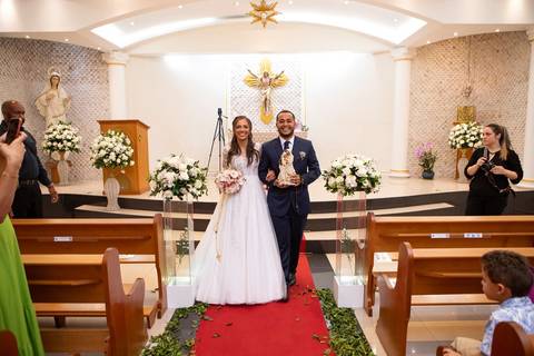 As melhores ideias e inspirações criativas de fotos de casamento registradas por fotógrafos profissionais de eventos da empresa Criativus Foto e Vídeo fotos do momento da cerimônia na Igreja Católica Rainha da Paz'