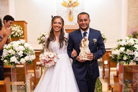 As melhores ideias e inspirações criativas de fotos de casamento registradas por fotógrafos profissionais de eventos da empresa Criativus Foto e Vídeo fotos do momento da cerimônia na Igreja Católica Rainha da Paz'