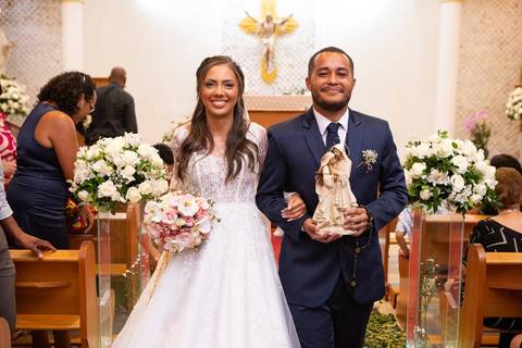 As melhores ideias e inspirações criativas de fotos de casamento registradas por fotógrafos profissionais de eventos da empresa Criativus Foto e Vídeo fotos do momento da cerimônia na Igreja Católica Rainha da Paz'