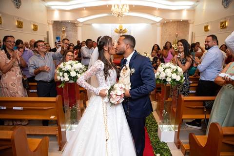 As melhores ideias e inspirações criativas de fotos de casamento registradas por fotógrafos profissionais de eventos da empresa Criativus Foto e Vídeo fotos do momento da cerimônia na Igreja Católica Rainha da Paz'