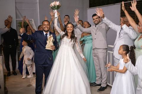 As melhores ideias e inspirações criativas de fotos de casamento registradas por fotógrafos profissionais de eventos da empresa Criativus Foto e Vídeo fotos do momento da cerimônia na Igreja Católica Rainha da Paz'