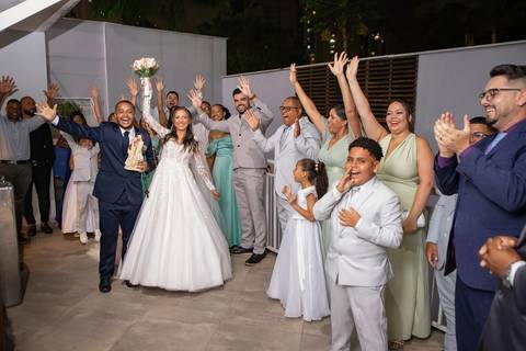 As melhores ideias e inspirações criativas de fotos de casamento registradas por fotógrafos profissionais de eventos da empresa Criativus Foto e Vídeo fotos do momento da cerimônia na Igreja Católica Rainha da Paz'
