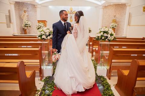 As melhores ideias e inspirações criativas de fotos de casamento registradas por fotógrafos profissionais de eventos da empresa Criativus Foto e Vídeo fotos do momento da cerimônia na Igreja Católica Rainha da Paz'