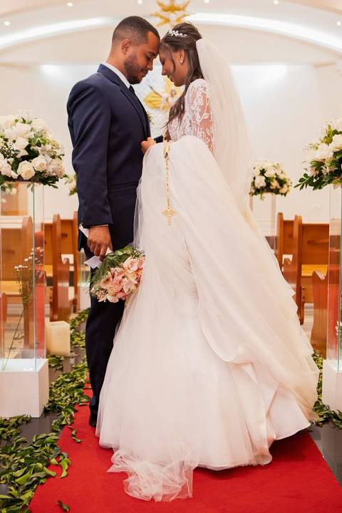 As melhores ideias e inspirações criativas de fotos de casamento registradas por fotógrafos profissionais de eventos da empresa Criativus Foto e Vídeo fotos do momento da cerimônia na Igreja Católica Rainha da Paz'