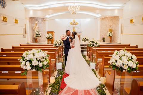As melhores ideias e inspirações criativas de fotos de casamento registradas por fotógrafos profissionais de eventos da empresa Criativus Foto e Vídeo fotos do momento da cerimônia na Igreja Católica Rainha da Paz'
