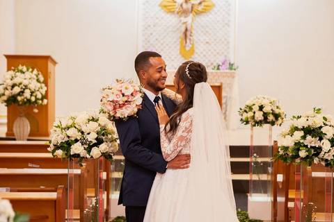 As melhores ideias e inspirações criativas de fotos de casamento registradas por fotógrafos profissionais de eventos da empresa Criativus Foto e Vídeo fotos do momento da cerimônia na Igreja Católica Rainha da Paz'