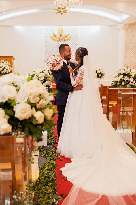 As melhores ideias e inspirações criativas de fotos de casamento registradas por fotógrafos profissionais de eventos da empresa Criativus Foto e Vídeo fotos do momento da cerimônia na Igreja Católica Rainha da Paz'