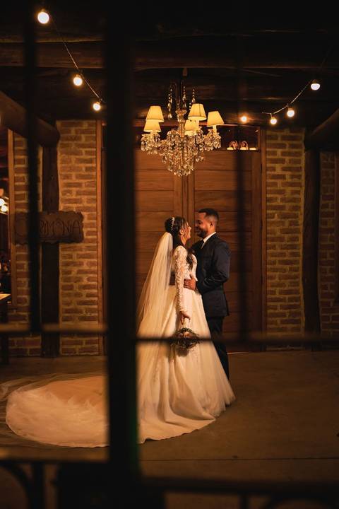 As melhores ideias e inspirações criativas de fotos de casamento registradas por fotógrafos profissionais de eventos da empresa Criativus Foto e Vídeo no Espaço Coimbra: Fotos protocolares dos noivos'