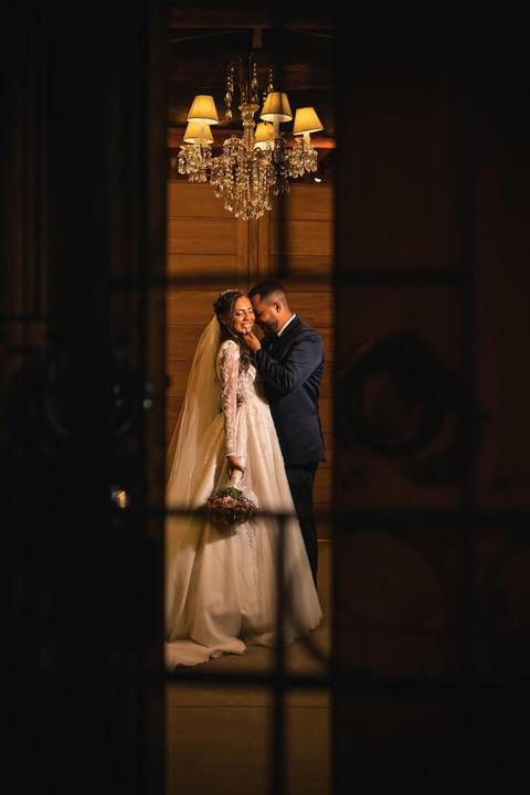 As melhores ideias e inspirações criativas de fotos de casamento registradas por fotógrafos profissionais de eventos da empresa Criativus Foto e Vídeo no Espaço Coimbra: Fotos protocolares dos noivos'