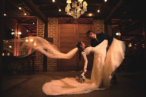 As melhores ideias e inspirações criativas de fotos de casamento registradas por fotógrafos profissionais de eventos da empresa Criativus Foto e Vídeo no Espaço Coimbra: Fotos protocolares dos noivos'