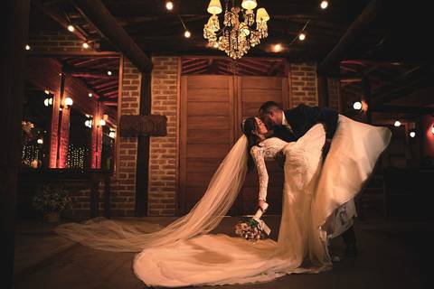 As melhores ideias e inspirações criativas de fotos de casamento registradas por fotógrafos profissionais de eventos da empresa Criativus Foto e Vídeo no Espaço Coimbra: Fotos protocolares dos noivos'