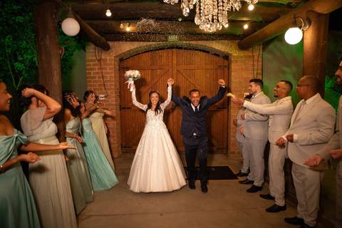 As melhores ideias e inspirações criativas de fotos de casamento registradas por fotógrafos profissionais de eventos da empresa Criativus Foto e Vídeo no Espaço Coimbra: Fotos da entrada dos noivos'