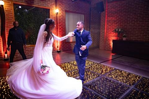 As melhores ideias e inspirações criativas de fotos de casamento registradas por fotógrafos profissionais de eventos da empresa Criativus Foto e Vídeo no Espaço Coimbra: Fotos da dança dos noivos'