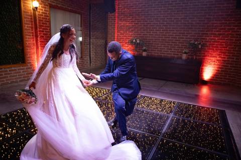 As melhores ideias e inspirações criativas de fotos de casamento registradas por fotógrafos profissionais de eventos da empresa Criativus Foto e Vídeo no Espaço Coimbra: Fotos da dança dos noivos'