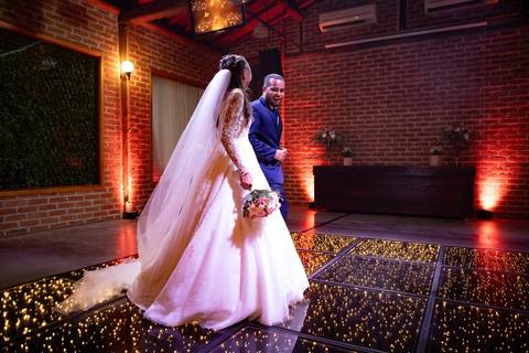 As melhores ideias e inspirações criativas de fotos de casamento registradas por fotógrafos profissionais de eventos da empresa Criativus Foto e Vídeo no Espaço Coimbra: Fotos da dança dos noivos'