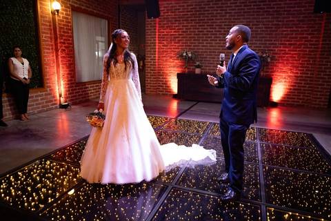 As melhores ideias e inspirações criativas de fotos de casamento registradas por fotógrafos profissionais de eventos da empresa Criativus Foto e Vídeo no Espaço Coimbra: Fotos da dança dos noivos'