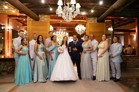 As melhores ideias e inspirações criativas de fotos de casamento registradas por fotógrafos profissionais de eventos da empresa Criativus Foto e Vídeo no Espaço Coimbra: Fotos dos noivos com os seus padrinhos'