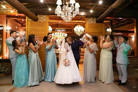 As melhores ideias e inspirações criativas de fotos de casamento registradas por fotógrafos profissionais de eventos da empresa Criativus Foto e Vídeo no Espaço Coimbra: Fotos dos noivos com os seus padrinhos'