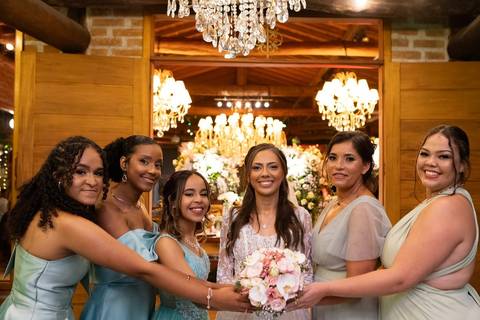 As melhores ideias e inspirações criativas de fotos de casamento registradas por fotógrafos profissionais de eventos da empresa Criativus Foto e Vídeo no Espaço Coimbra: Fotos da noiva com as madrinhas'