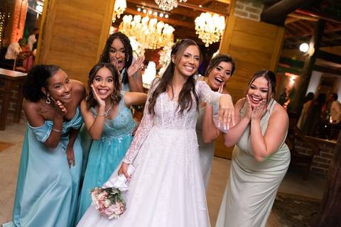 As melhores ideias e inspirações criativas de fotos de casamento registradas por fotógrafos profissionais de eventos da empresa Criativus Foto e Vídeo no Espaço Coimbra: Fotos da noiva com as madrinhas'