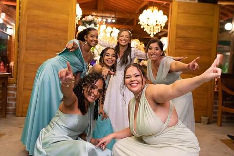 As melhores ideias e inspirações criativas de fotos de casamento registradas por fotógrafos profissionais de eventos da empresa Criativus Foto e Vídeo no Espaço Coimbra: Fotos da noiva com as madrinhas'