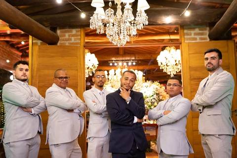 As melhores ideias e inspirações criativas de fotos de casamento registradas por fotógrafos profissionais de eventos da empresa Criativus Foto e Vídeo no Espaço Coimbra: Fotos do noivo com os padrinhos'