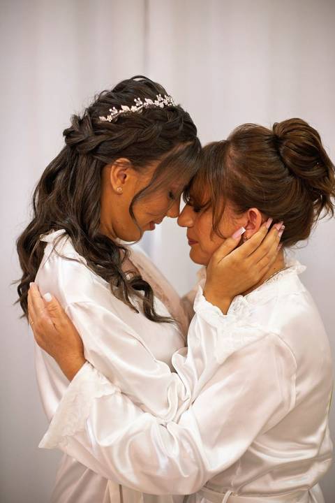 As melhores ideias e inspirações criativas de fotos de casamento registradas por fotógrafos profissionais de eventos da empresa Criativus Foto e Vídeo fotos do making of da noiva no salão Ateliê Make Up Fabiana Mendes'