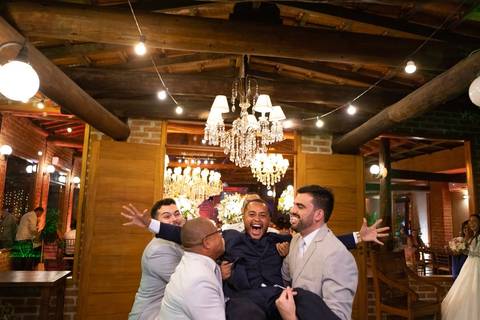 As melhores ideias e inspirações criativas de fotos de casamento registradas por fotógrafos profissionais de eventos da empresa Criativus Foto e Vídeo no Espaço Coimbra: Fotos do noivo com os padrinhos'