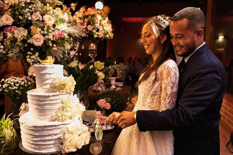 As melhores ideias e inspirações criativas de fotos de casamento registradas por fotógrafos profissionais de eventos da empresa Criativus Foto e Vídeo no Espaço Coimbra: Fotos do casal de noivos na mesa do bolo'