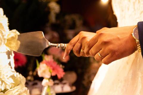 As melhores ideias e inspirações criativas de fotos de casamento registradas por fotógrafos profissionais de eventos da empresa Criativus Foto e Vídeo no Espaço Coimbra: Fotos do casal de noivos na mesa do bolo'