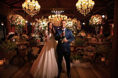 As melhores ideias e inspirações criativas de fotos de casamento registradas por fotógrafos profissionais de eventos da empresa Criativus Foto e Vídeo no Espaço Coimbra: Fotos do casal de noivos na mesa do bolo'
