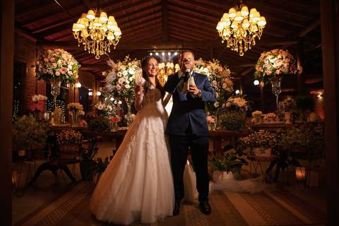 As melhores ideias e inspirações criativas de fotos de casamento registradas por fotógrafos profissionais de eventos da empresa Criativus Foto e Vídeo no Espaço Coimbra: Fotos do casal de noivos na mesa do bolo'