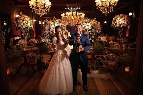 As melhores ideias e inspirações criativas de fotos de casamento registradas por fotógrafos profissionais de eventos da empresa Criativus Foto e Vídeo no Espaço Coimbra: Fotos do casal de noivos na mesa do bolo'