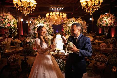 As melhores ideias e inspirações criativas de fotos de casamento registradas por fotógrafos profissionais de eventos da empresa Criativus Foto e Vídeo no Espaço Coimbra: Fotos do casal de noivos na mesa do bolo'