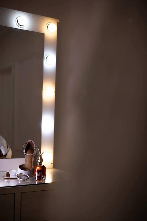 As melhores ideias e inspirações criativas de fotos de casamento registradas por fotógrafos profissionais de eventos da empresa Criativus Foto e Vídeo fotos do making of da noiva no salão Ateliê Make Up Fabiana Mendes'