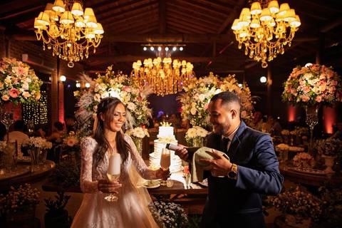 As melhores ideias e inspirações criativas de fotos de casamento registradas por fotógrafos profissionais de eventos da empresa Criativus Foto e Vídeo no Espaço Coimbra: Fotos do casal de noivos na mesa do bolo'