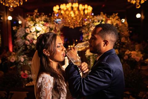 As melhores ideias e inspirações criativas de fotos de casamento registradas por fotógrafos profissionais de eventos da empresa Criativus Foto e Vídeo no Espaço Coimbra: Fotos do casal de noivos na mesa do bolo'