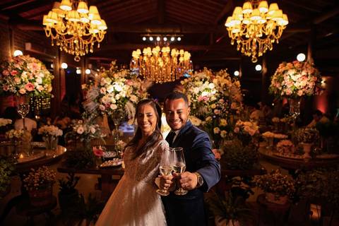 As melhores ideias e inspirações criativas de fotos de casamento registradas por fotógrafos profissionais de eventos da empresa Criativus Foto e Vídeo no Espaço Coimbra: Fotos do casal de noivos na mesa do bolo'