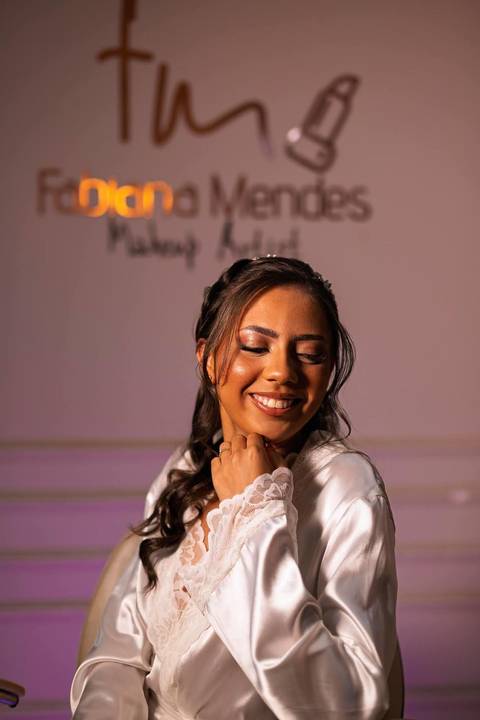 As melhores ideias e inspirações criativas de fotos de casamento registradas por fotógrafos profissionais de eventos da empresa Criativus Foto e Vídeo fotos do making of da noiva no salão Ateliê Make Up Fabiana Mendes'