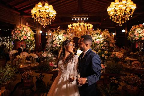 As melhores ideias e inspirações criativas de fotos de casamento registradas por fotógrafos profissionais de eventos da empresa Criativus Foto e Vídeo no Espaço Coimbra: Fotos do casal de noivos na mesa do bolo'