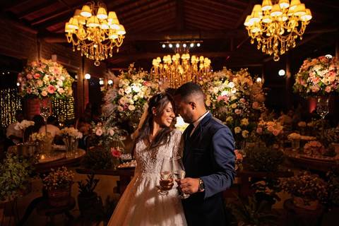 As melhores ideias e inspirações criativas de fotos de casamento registradas por fotógrafos profissionais de eventos da empresa Criativus Foto e Vídeo no Espaço Coimbra: Fotos do casal de noivos na mesa do bolo'