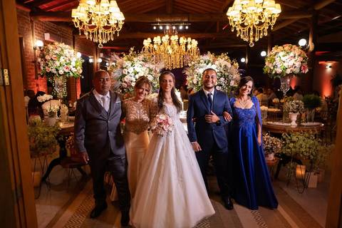 As melhores ideias e inspirações criativas de fotos de casamento registradas por fotógrafos profissionais de eventos da empresa Criativus Foto e Vídeo no Espaço Coimbra: Fotos do casal de noivos com os pais'