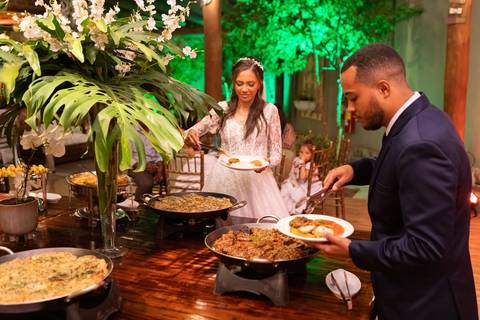 As melhores ideias e inspirações criativas de fotos de casamento registradas por fotógrafos profissionais de eventos da empresa Criativus Foto e Vídeo no Espaço Coimbra: Fotos do casal de noivos no buffet'