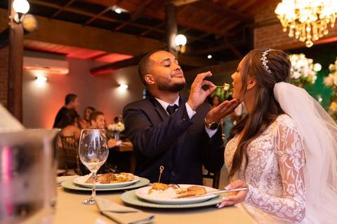 As melhores ideias e inspirações criativas de fotos de casamento registradas por fotógrafos profissionais de eventos da empresa Criativus Foto e Vídeo no Espaço Coimbra: Fotos do casal de noivos no buffet'