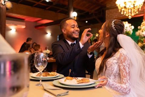 As melhores ideias e inspirações criativas de fotos de casamento registradas por fotógrafos profissionais de eventos da empresa Criativus Foto e Vídeo no Espaço Coimbra: Fotos do casal de noivos no buffet'