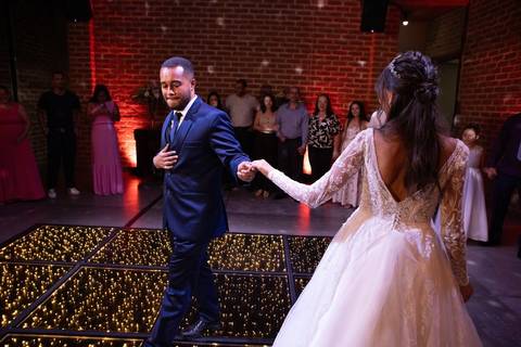 As melhores ideias e inspirações criativas de fotos de casamento registradas por fotógrafos profissionais de eventos da empresa Criativus Foto e Vídeo no Espaço Coimbra: Fotos da dança dos noivos'