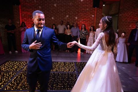 As melhores ideias e inspirações criativas de fotos de casamento registradas por fotógrafos profissionais de eventos da empresa Criativus Foto e Vídeo no Espaço Coimbra: Fotos da dança dos noivos'