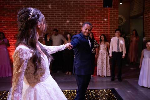 As melhores ideias e inspirações criativas de fotos de casamento registradas por fotógrafos profissionais de eventos da empresa Criativus Foto e Vídeo no Espaço Coimbra: Fotos da dança dos noivos'